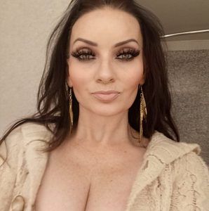 Meet your Posher, Desiree